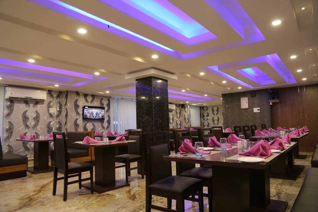 Hotel D' Sapphire Guwahati Buitenkant foto