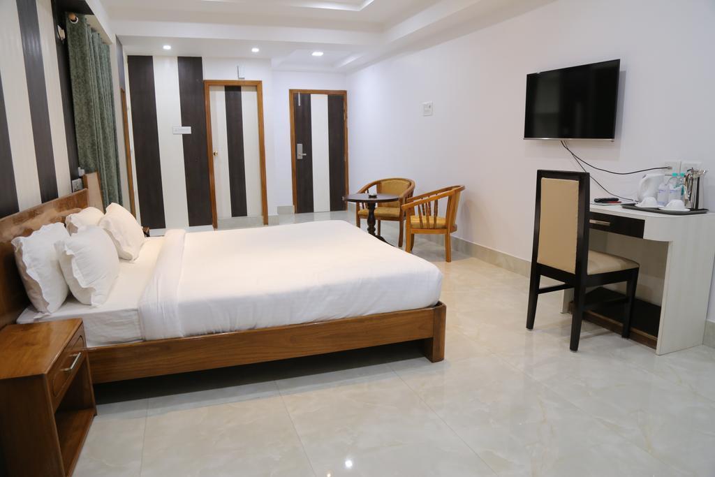 Hotel D' Sapphire Guwahati Buitenkant foto