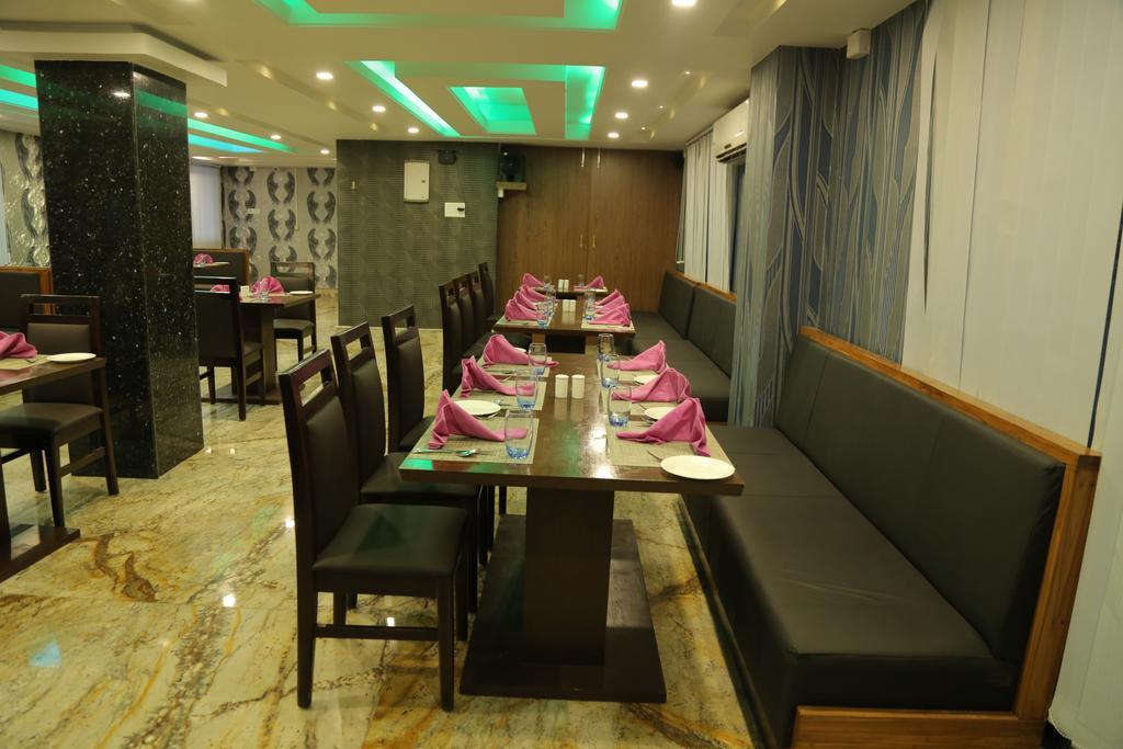 Hotel D' Sapphire Guwahati Buitenkant foto