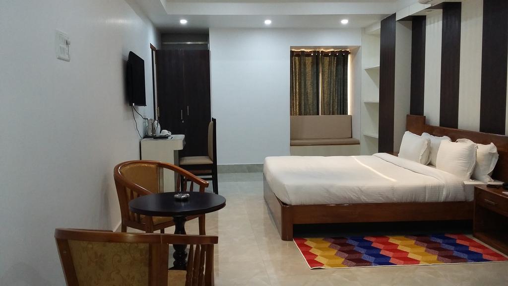 Hotel D' Sapphire Guwahati Buitenkant foto