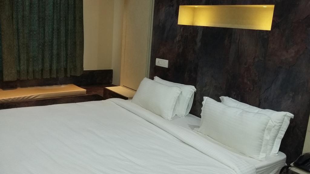 Hotel D' Sapphire Guwahati Buitenkant foto
