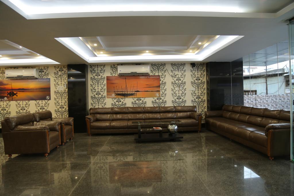 Hotel D' Sapphire Guwahati Buitenkant foto