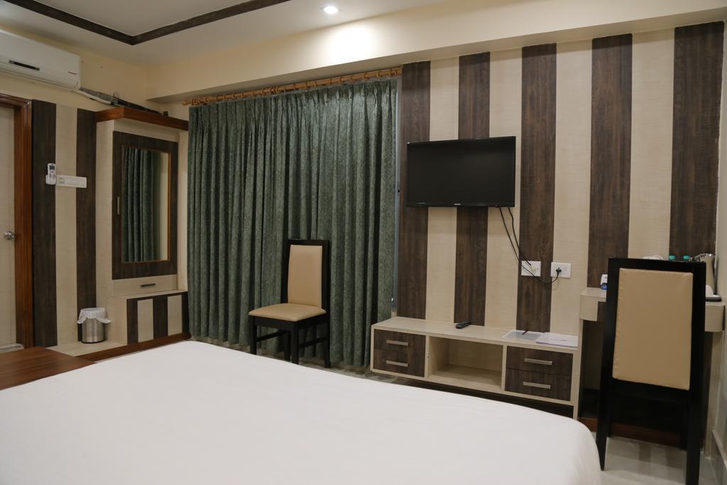 Hotel D' Sapphire Guwahati Buitenkant foto