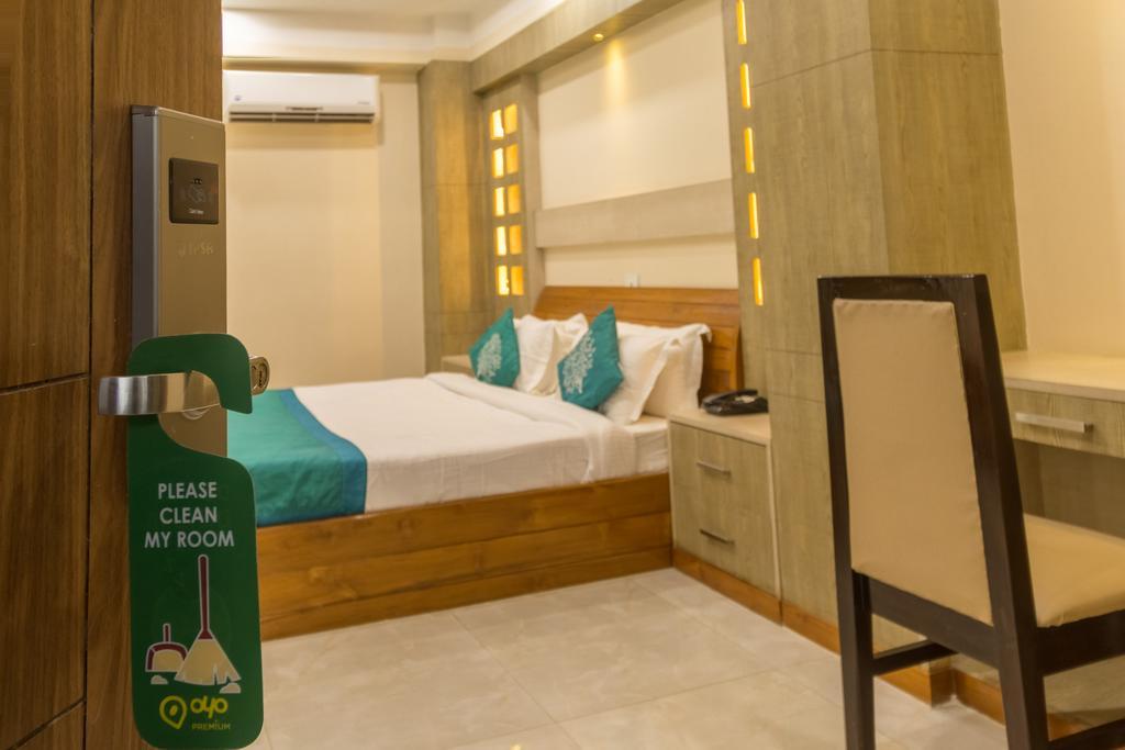 Hotel D' Sapphire Guwahati Buitenkant foto