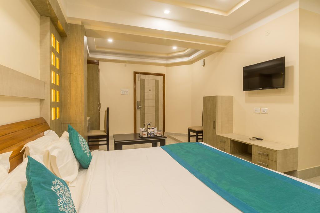 Hotel D' Sapphire Guwahati Buitenkant foto