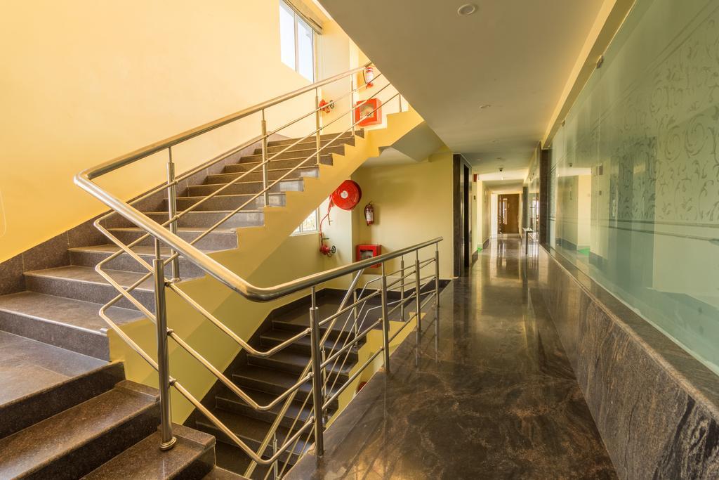Hotel D' Sapphire Guwahati Buitenkant foto