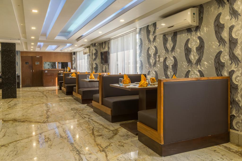 Hotel D' Sapphire Guwahati Buitenkant foto