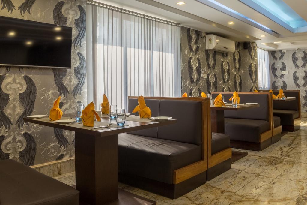 Hotel D' Sapphire Guwahati Buitenkant foto