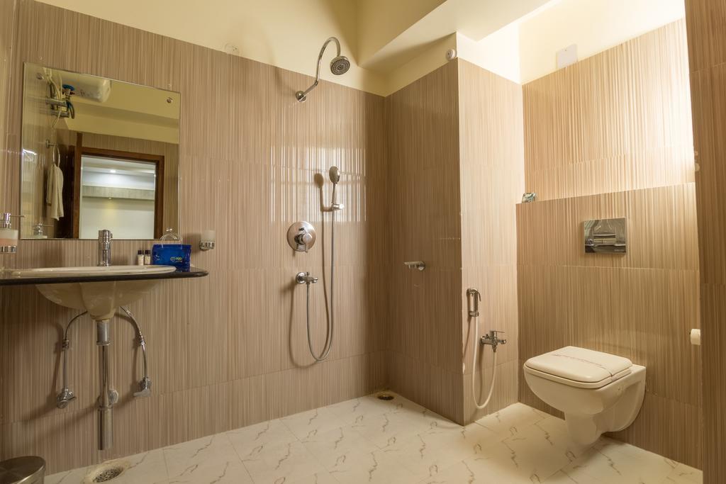 Hotel D' Sapphire Guwahati Buitenkant foto