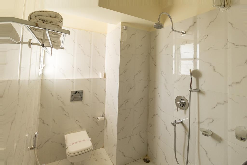 Hotel D' Sapphire Guwahati Buitenkant foto