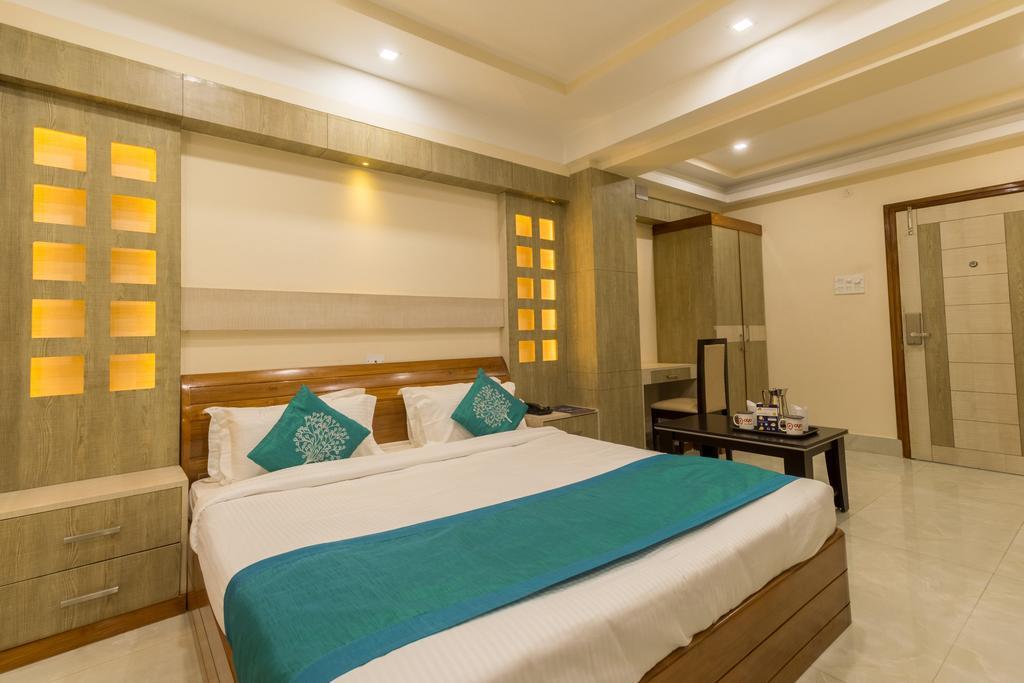 Hotel D' Sapphire Guwahati Buitenkant foto